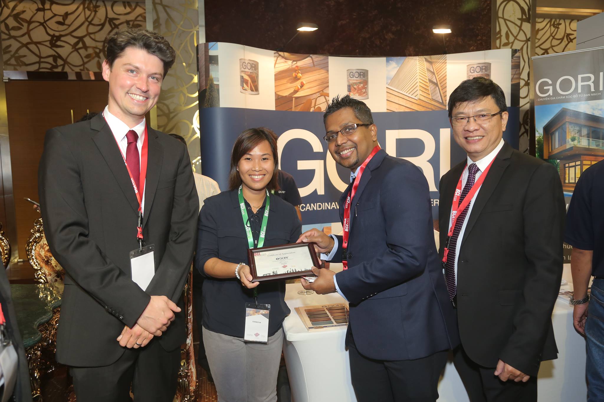 Tư vấn cho khách hàng sử dụng sơn gỗ ngoài trời Gori