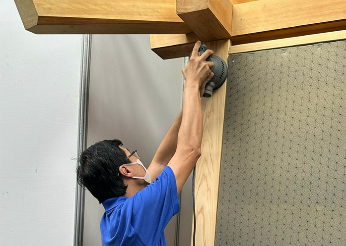 Chà nhám và làm sạch bề mặt gỗ trước khi phủ sơn gỗ ngoài trời Gori 44