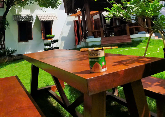 Sơn gỗ ngoài trời Gori 44 Facades được ứng dụng sơn bàn ghế sân vườn