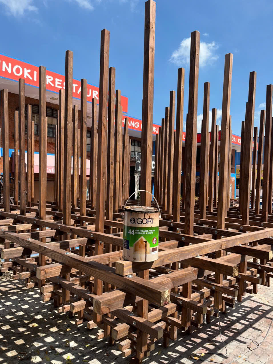 Hệ trần của Tavico sử dụng sơn gỗ ngoài trời Gori 44 màu Palisander