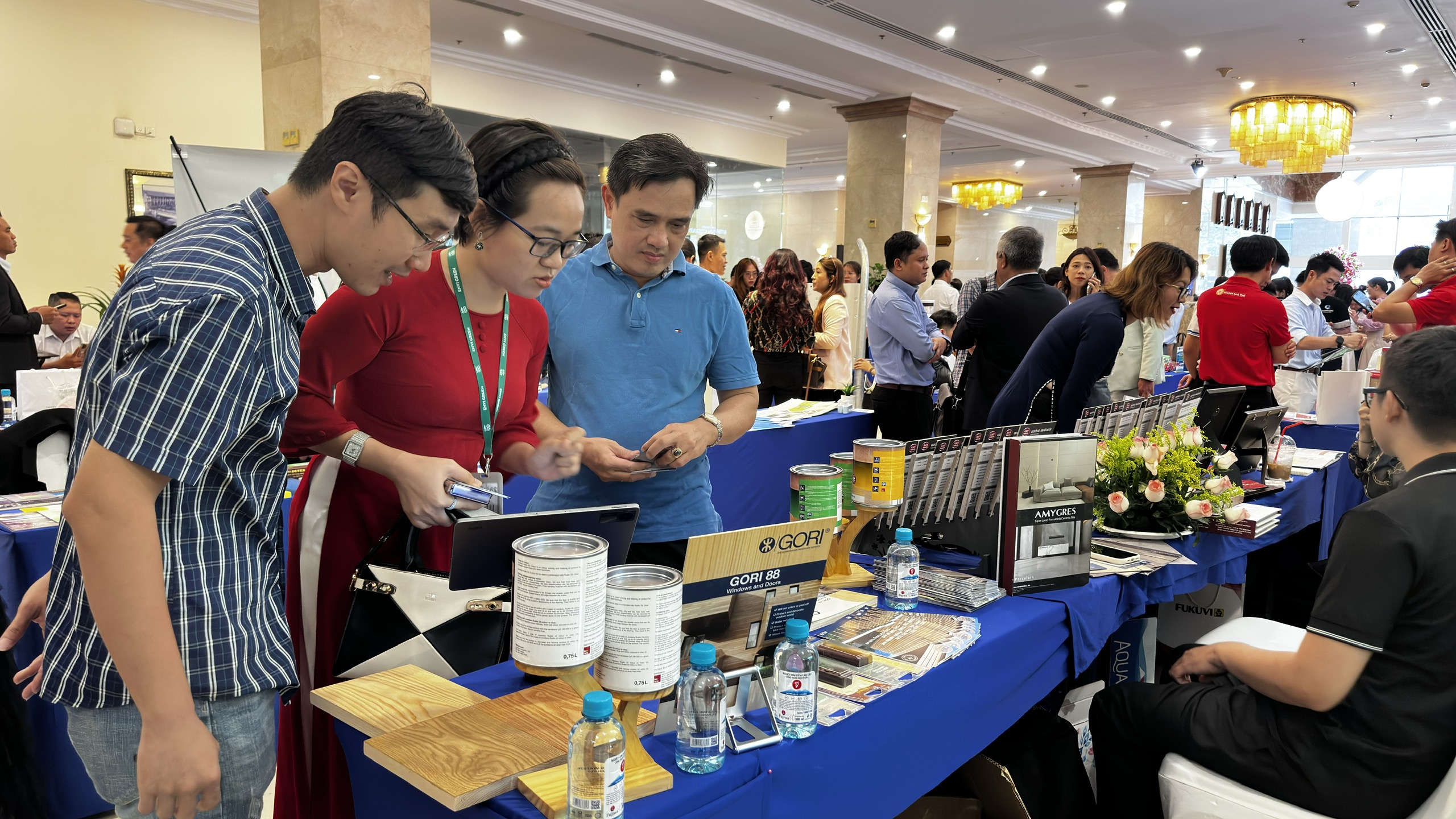 Tư vấn cho khách hàng sử dụng sơn gỗ ngoài trời Gori